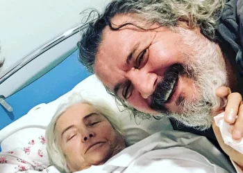 Ünlü yönetmenden annesine son öpücük