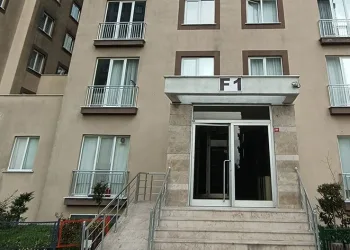 Kıskançlık nedeniyle kocasını göğsünden bıçakladı