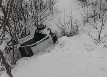 Deprem bölgesinden dönerken kaza yaptılar