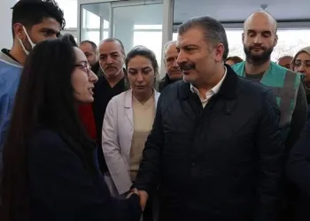 Bakan Koca, depremzedeleri ziyaret etti