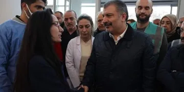 Bakan Koca, depremzedeleri ziyaret etti