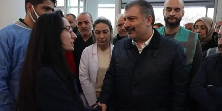 Bakan Koca, depremzedeleri ziyaret etti