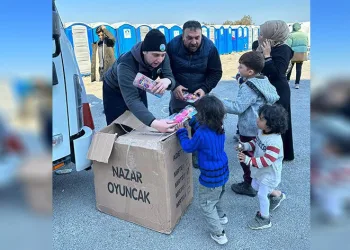Depremzede çocukların yüzleri oyuncaklarla güldü
