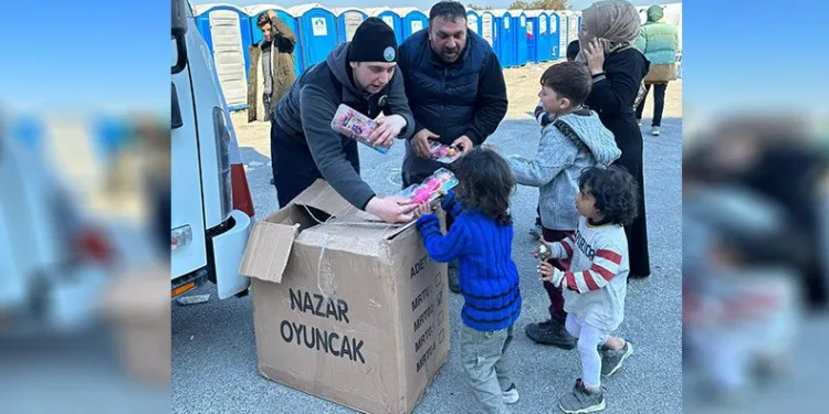 Depremzede çocukların yüzleri oyuncaklarla güldü