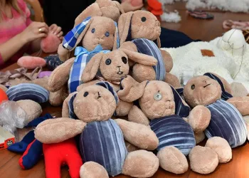 Depremzede çocuklara el emeği hediyeler
