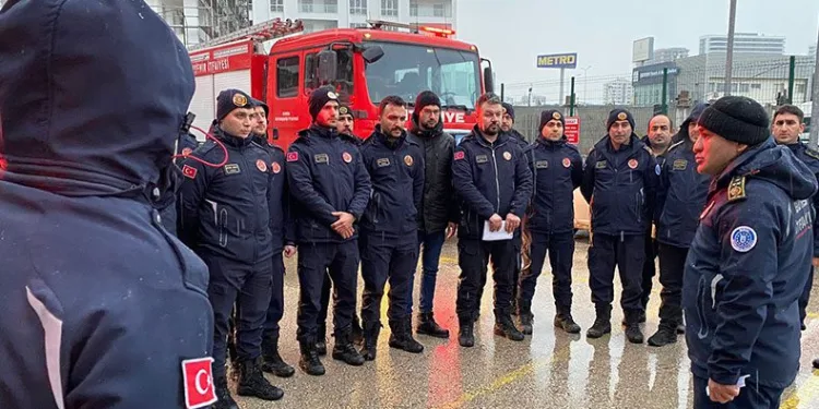 Bursa AFAD ve Büyükşehir İtfaiye Dairesi ekipleri yola çıktı