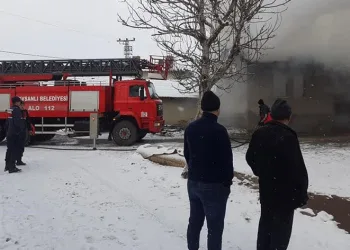 ‘Köy odası’ alev alev yandı