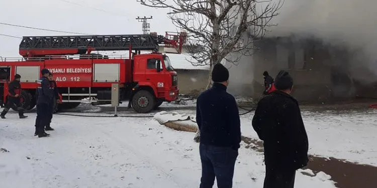 ‘Köy odası’ alev alev yandı