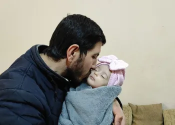‘Enkaz bebek’ artık amcasının himayesinde
