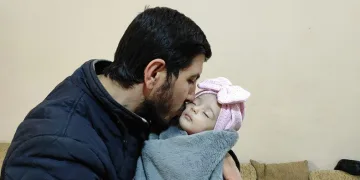‘Enkaz bebek’ artık amcasının himayesinde