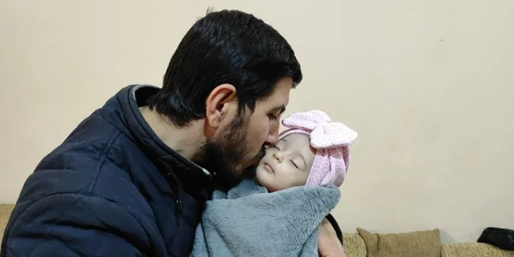 ‘Enkaz bebek’ artık amcasının himayesinde