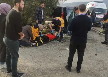 Bursa’da depremzedeleri taşıyan otomobil kaza yaptı
