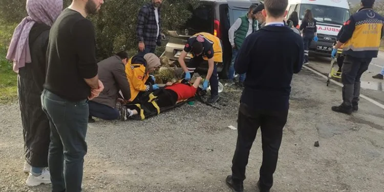 Bursa’da depremzedeleri taşıyan otomobil kaza yaptı