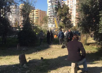Bina yıkımını mezarlıktan izlediler