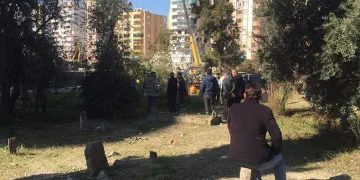 Bina yıkımını mezarlıktan izlediler