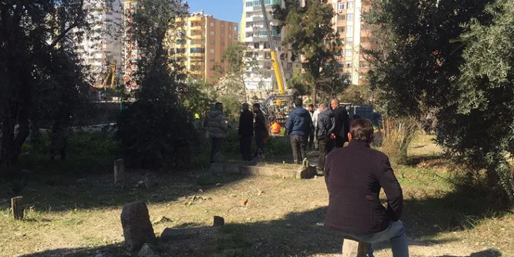 Bina yıkımını mezarlıktan izlediler