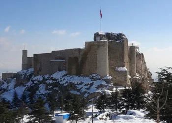 Tarihi mahallede tek taş düşmedi