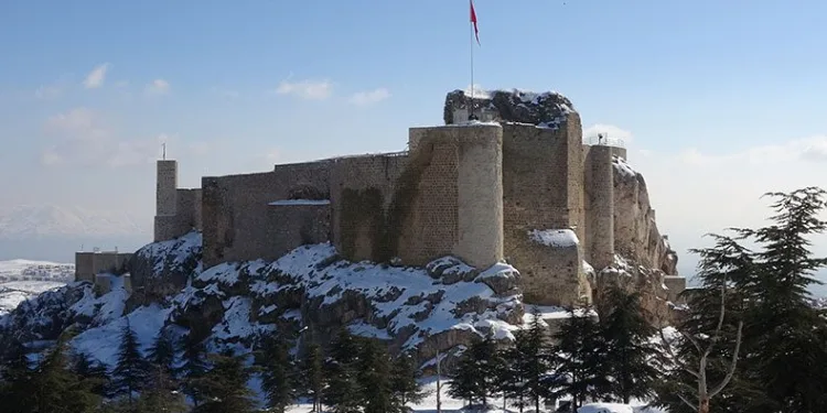 Tarihi mahallede tek taş düşmedi