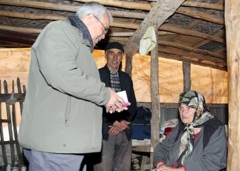 Depremzede Elif nine pasaportuna kavuştu