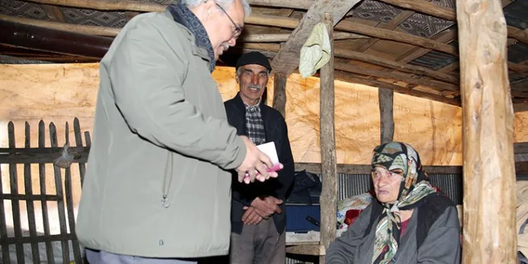 Depremzede Elif nine pasaportuna kavuştu