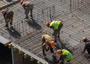 İnşaatta kalitesiz malzeme kullanan yandı