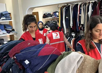 Depremi yaşayan kardeşler afetzedelere umut oldu