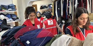 Depremi yaşayan kardeşler afetzedelere umut oldu