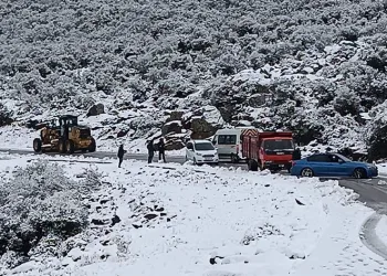 İzmir’de karda mahsur kalan araçlar kurtarıldı