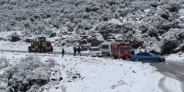 İzmir’de karda mahsur kalan araçlar kurtarıldı