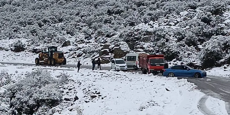 İzmir’de karda mahsur kalan araçlar kurtarıldı