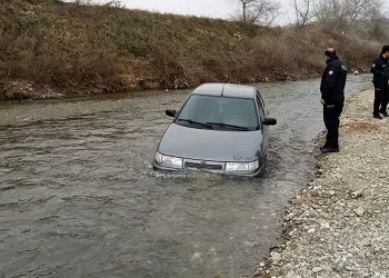 Bursa’da otomobil dereye uçtu