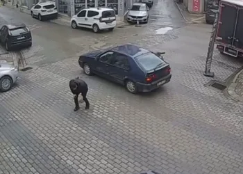 Motosiklet kazası kameraya yansıdı