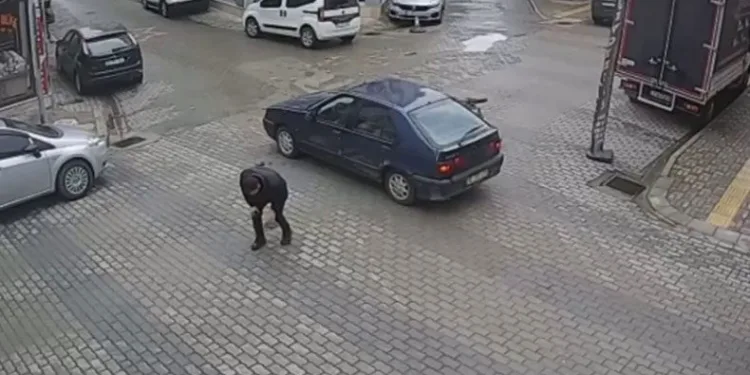 Motosiklet kazası kameraya yansıdı