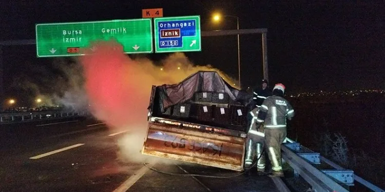 Seyir halindeki tırın dorsesi alev aldı