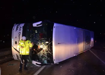 Yolcu otobüsü devrildi: 30 yaralı