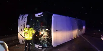 Yolcu otobüsü devrildi: 30 yaralı