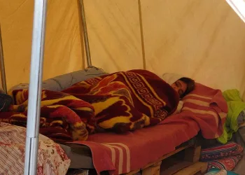 Yatalak olan kaynanasına gözü gibi bakıyor