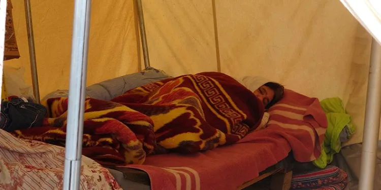 Yatalak olan kaynanasına gözü gibi bakıyor