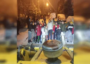 Kar küreme aracına sevimli protesto