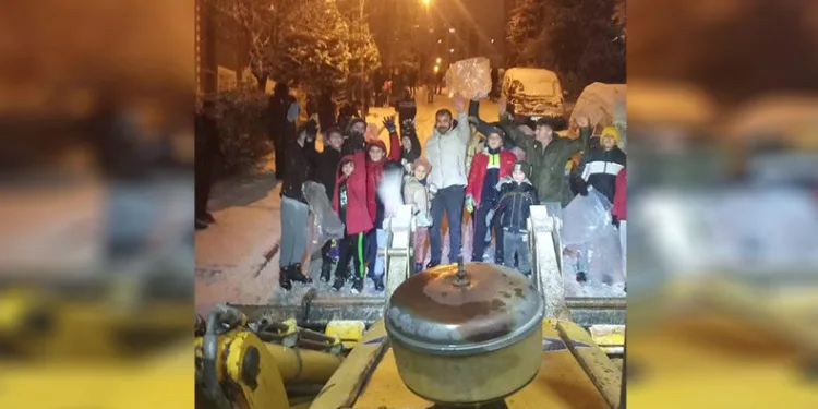Kar küreme aracına sevimli protesto