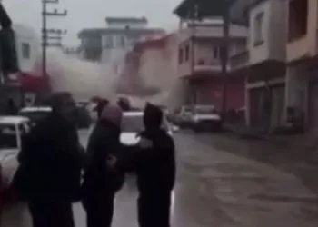 Artçı sarsıntıda binanın yıkılma anı