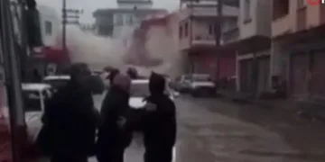 Artçı sarsıntıda binanın yıkılma anı