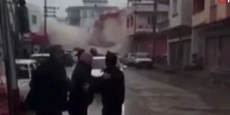 Artçı sarsıntıda binanın yıkılma anı
