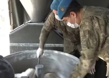 Depremzedenin ekmeği Mehmetçikten