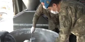 Depremzedenin ekmeği Mehmetçikten