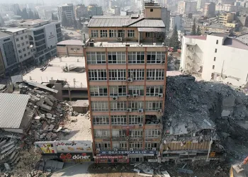 52 yıllık bina ayakta kaldı