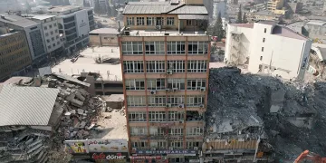 52 yıllık bina ayakta kaldı