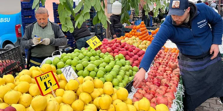 Semt pazarlarında kış meyveleri bolluğu