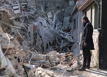 Enkazdan kurtuldu, yaşadıklarını gözyaşlarıyla anlattı