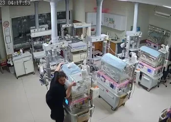 Deprem sırasında yenidoğan bakım ünitesine koştular
